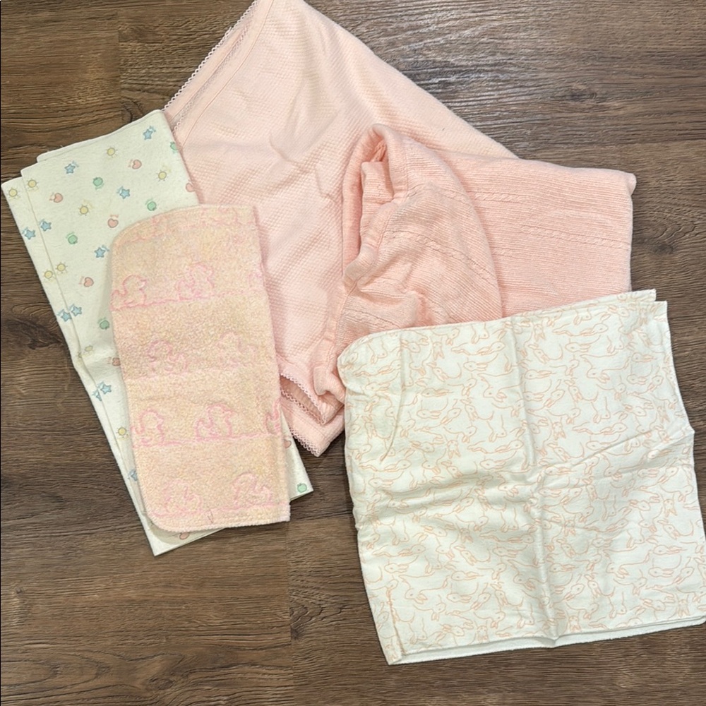 Lot of baby blankets and mattress pads - Picture 1 of 4